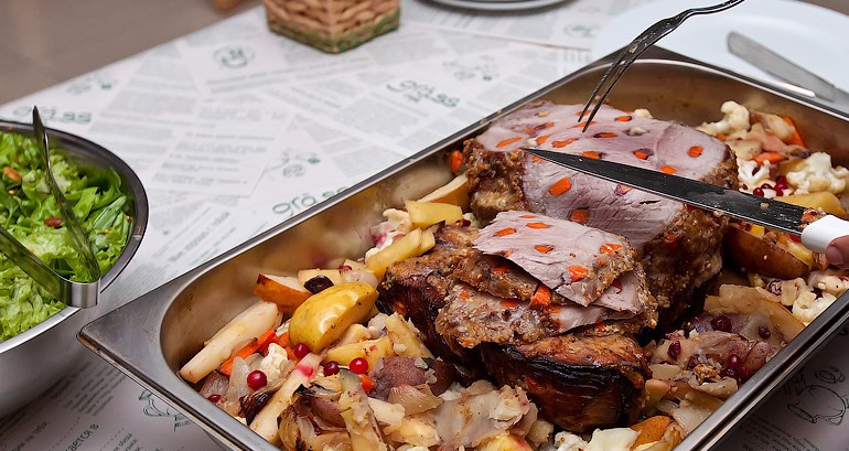 1. Этап. Окорок По-купечески: Перед подачей можете нарезать окорок тоненькими кусочками. Также можно подавать блюдо с запеченными овощами и фруктами.