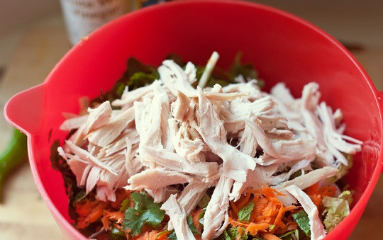 1. Этап. Простой салат из курицы: 3. Имбирь очистить и нарезать тонкой соломкой. Добавить в салатник вместе с курицей.