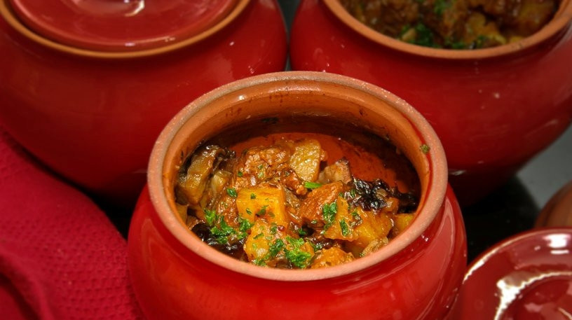 1. Этап. Говядина с черносливом и грибами: Запекайте блюдо под крышкой в духовке при 180 градусах в течение 20 минут. Приятного аппетита!