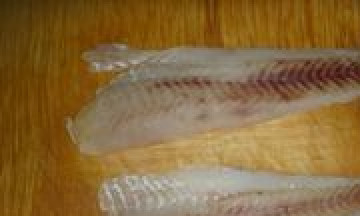 1. Этап. Минтай в панировке: Филе минтая моем и сушим бумажным полотенцем.