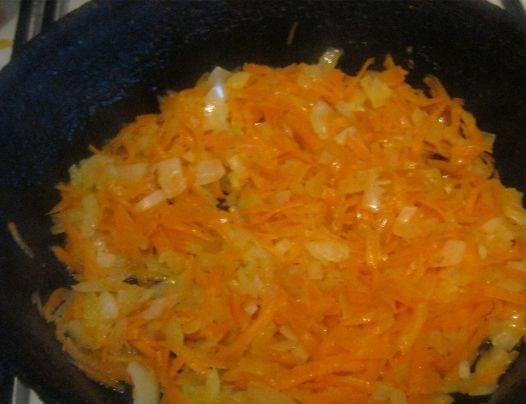 1. Этап. Сырный суп с картошкой: 4. Не пережарьте лук с морковью. Их можно немного потомить на растительном масле, а затем отправить в кастрюлю в середине варки картофеля.