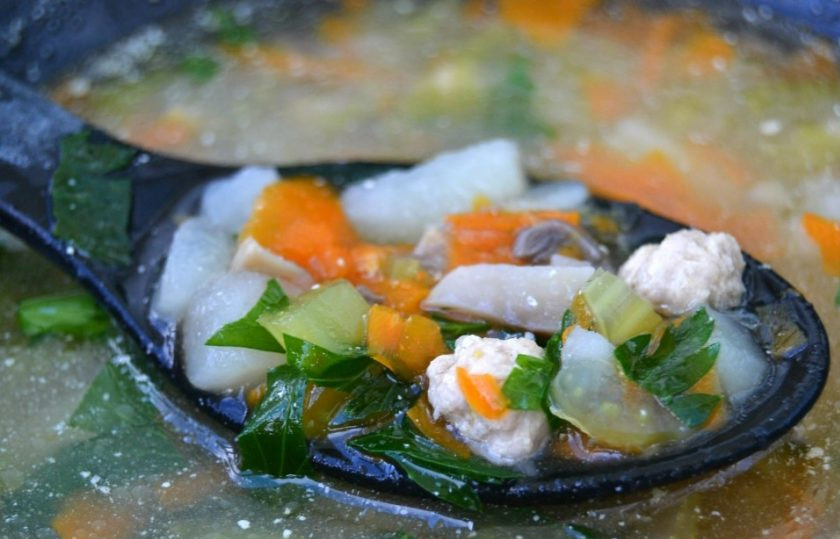 1. Этап. Диетический суп с сельдереем: 9. Выключите огонь и разлейте суп по тарелкам. Украсьте зеленью сельдерея и подавайте.