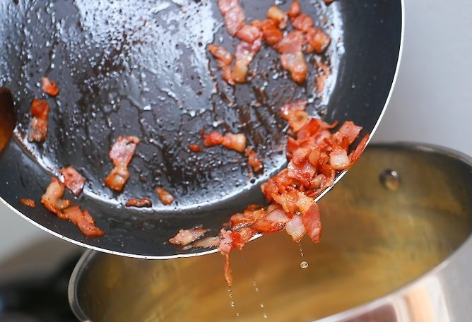 1. Этап. Вкусные спагетти: 6. Добавьте бекон.