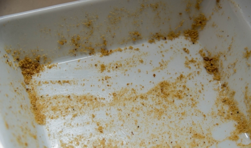 1. Этап. Запеканка с колбасой и сыром: Форму для выпекания смазываем маслом и посыпаем панировочными сухарями.