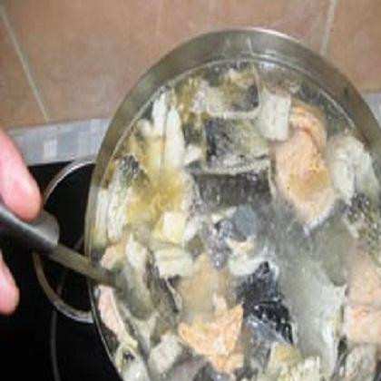 1. Этап. Рыбный суп с каперсами: 3. Варить суп на медленном огне. Выложить в кастрюлю рыбные консервы вместе с соком. Добавить по вкусу соль, перец, лавровый лист и тимьян. Когда картофель сварится, положить в суп каперсы. С солью надо быть поосторожней, потому что каперсы сами по себе соленые. Лучше досолить суп в конце.