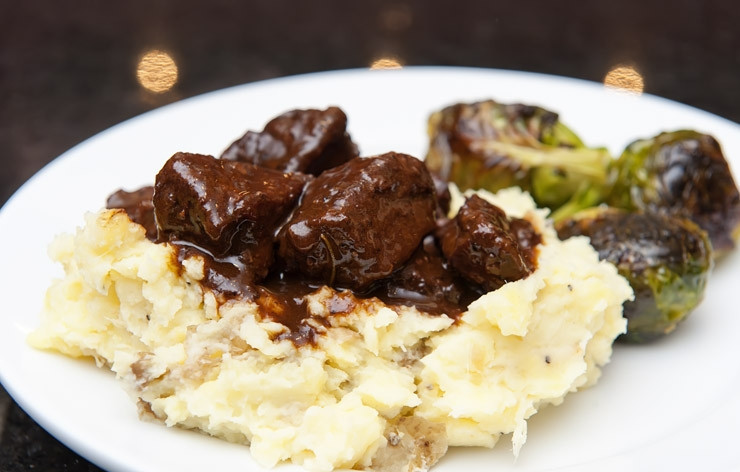 1. Этап. Говядина в красном вине: 10. Говядина в красном вине готова! Подавайте с картофельным пюре или рисом. Приятного аппетита!