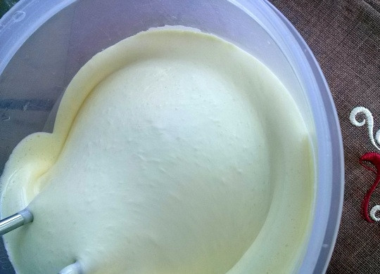 1. Этап. Кексы в силиконовых формочках: Разогрейте духовку до 180 градусов. Подготовьте силиконовые формочки: смочите их водой. Яйца взбейте с сахаром и ванилином в густую пышную пену. Взбивать нужно 5 минут на максимальной скорости миксера.