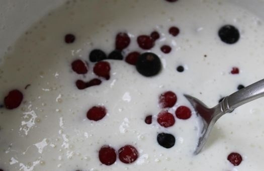 1. Этап. Творожно-ягодное суфле: 3. В полученную творожно-сметанную смесь влейте молоко с желатином, все еще раз тщательно перемешайте при помощи блендера. Добавьте ягоды, перемешайте смесь ложкой.