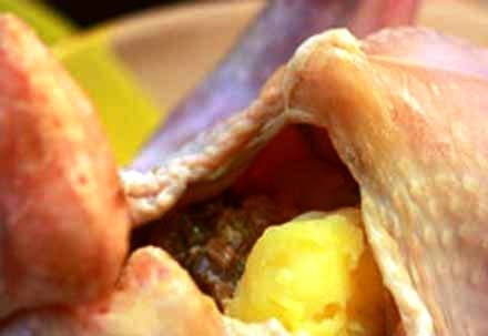 1. Этап. Индейка, фаршированная картофелем и грибами: Отложите часть картофеля, его мы добавим к индейке позже, а оставшийся используем для начинки. Начинаем фаршировать индейку: укладывайте картофель, чередуя с грибами и луком, в брюшко вымытой индейки.