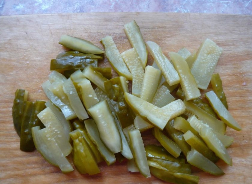 1. Этап. Азу из свинины: 3. Тем временем огурчики разрежьте небольшими брусочками.