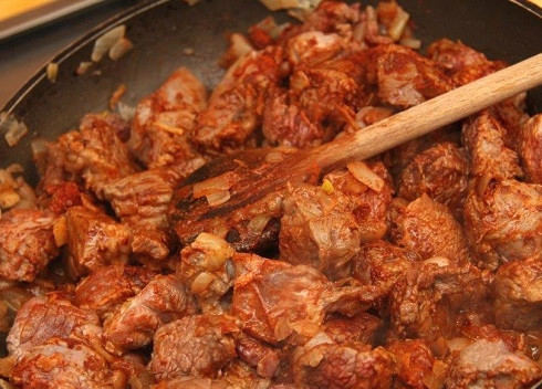 1. Этап. Говядина с овощами: Перемешиваем и обжариваем минуты 3-4.