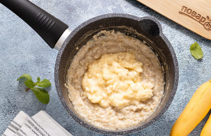 1. Этап. Овсянка с бананом и арахисовой пастой: Добавьте банан в овсянку и все перемешайте.