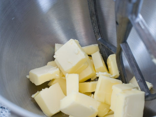 1. Этап. Бисквитный торт с шоколадом: 13. Взбейте размягченное сливочное масло.