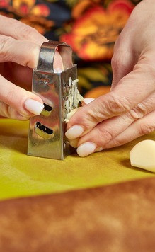 1. Этап. Сливочный баклажан: Чеснок пропустить через пресс или натереть на специальной терке.