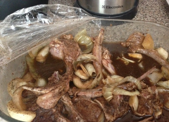 1. Этап. Бараньи ребрышки на сковороде: 1. Ребрышки помещаем в форму, и делаем маринад из лука, чеснока, масла, лимонного сока, уксуса, соевого соуса. Можно еще добавить специи.