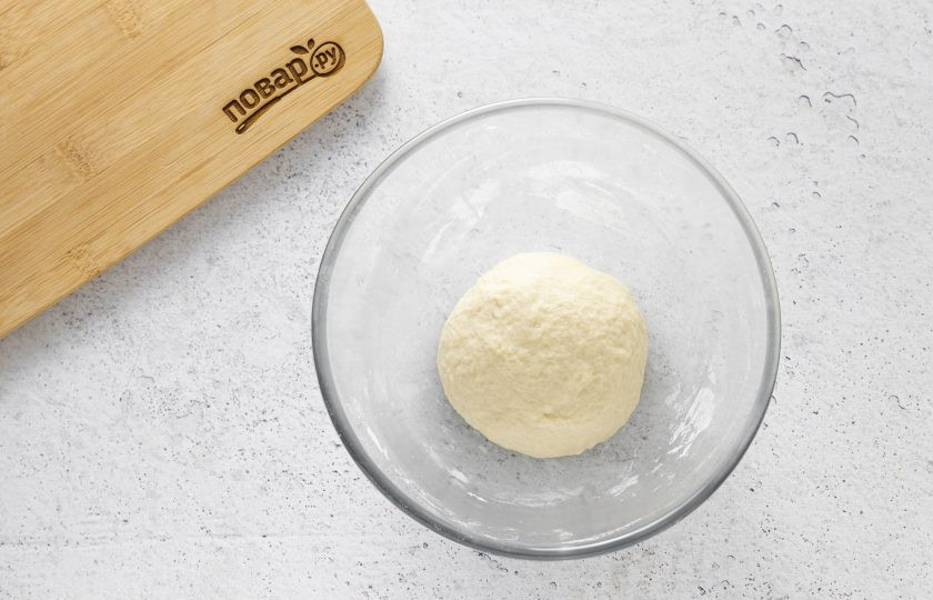 1. Этап. Лепешки с кинзой: Хорошенько вымесите тесто минут 5. Оно должно получиться мягким, совсем слегка липнуть к рукам. При необходимости можно добавить чуть больше муки или воды. Заверните тесто в пленку и оставьте на 20 минут.