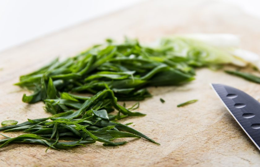 1. Этап. Салат легкий без майонеза: Мелко режем лук, смешиваем сок лимона с имбирным соком.