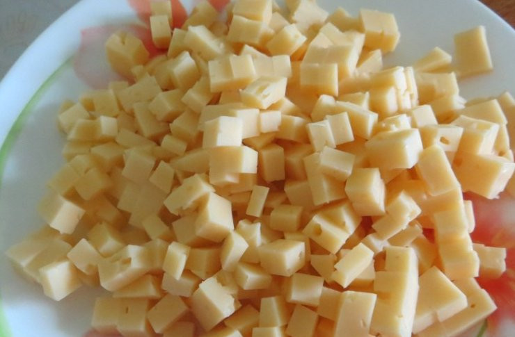 1. Этап. Куриные котлеты Нежность: Сыр режем на кубики чуть меньшего размера.