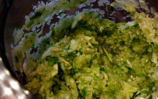 1. Этап. Фаршированные кабачки: 2. В блендере вместе с зеленью и луком измельчаем выбранную из кабачков мякоть.