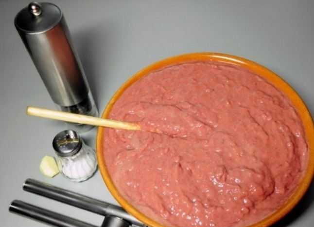 1. Этап. Террин из куриной печени: В большой миске или кастрюле смешайте вместе перемолотую куриную печень и мясной фарш, после чего добавьте в полученную массу белое вино, старательно взбейте, используя деревянную лопатку, добавьте соль, черный перец (лучше свежемолотый), выдавите через чесночницу зубчик чеснока.