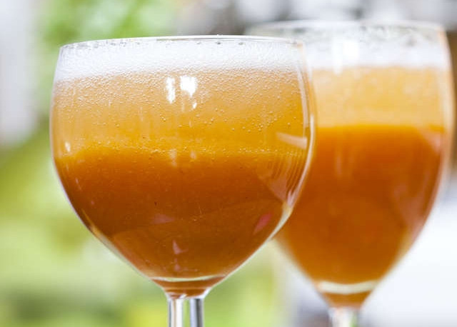 1. Этап. Коктейль с граппой: Наполняем бокальчики персиковой пюрешкой. Наливаем туда же холодное вино и граппу. Наслаждаемся вкусом и расслабляемся!