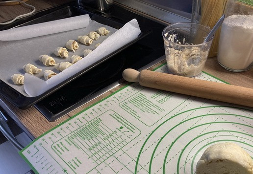 1. Этап. Творожные мини-рогалики с орехом и изюмом: Проделать то же самое с оставшейся в холодильнике половиной теста. Всего выходит 32 мини-рогалика. Смазать каждый рогалик яйцом и слегка посыпать сахаром.