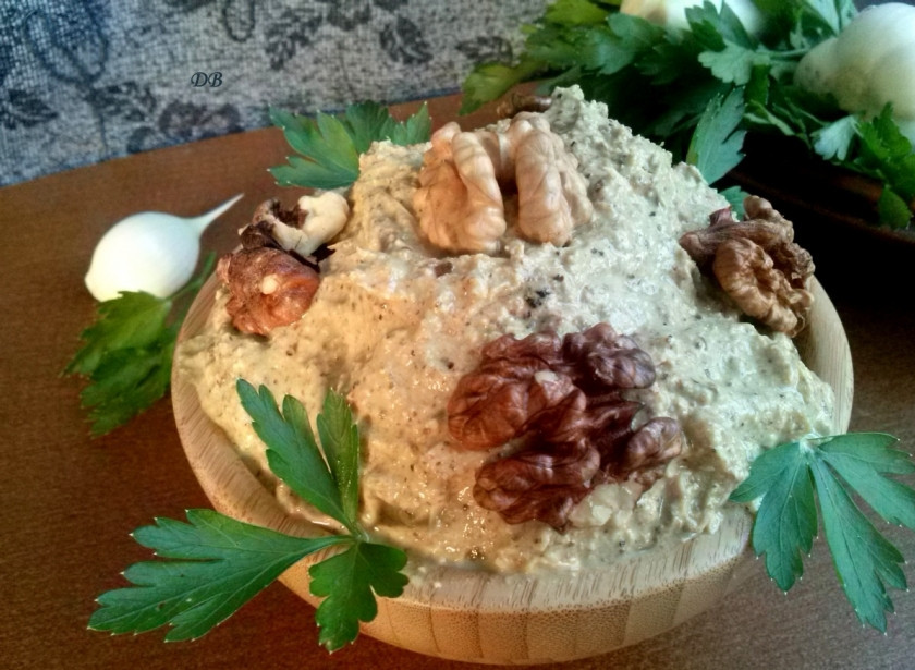 1. Этап. Сациви из курицы простой: Теперь отправляйте сациви настаиваться в холодильник минимум на 4 часа, а лучше — на ночь. Подавайте его со свежей кинзой. Приятного аппетита!