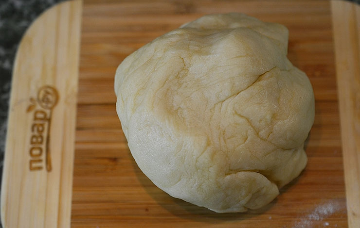 1. Этап. Закусочные трубочки с курицей и овощами: В кипяток добавьте масло, доведите до кипения и влейте к муке. Замесите тесто.