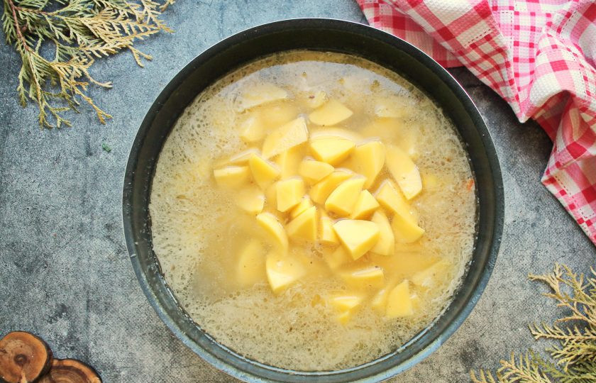 1. Этап. Суп Соуз: Очищенный картофель порежьте крупно и выложите в казан.