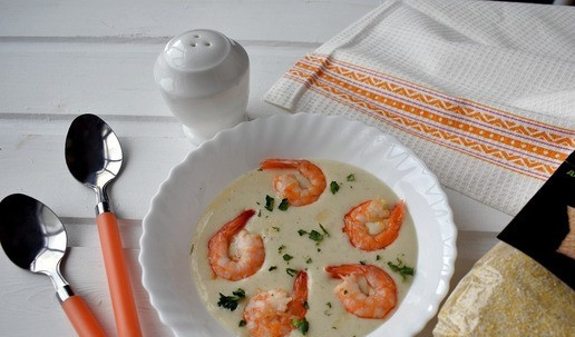 1. Этап. Крем-суп из поленты с креветками: Сразу же разливаем суп по тарелкам, добавляем креветки и зелень по желанию (у меня петрушка). Крем - суп готов.