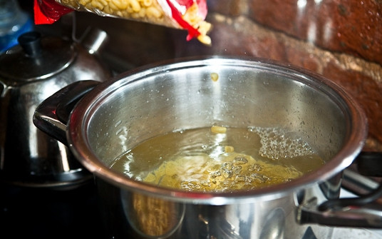 1. Этап. Макароны с котлетами: 8. Выложите в кастрюлю макароны.