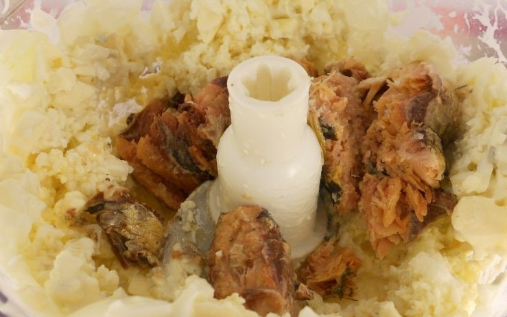 1. Этап. Закуска из рыбных консервов: Добавьте к массе в блендере консервы, соль, сок и перец. Измельчайте ингредиенты на протяжении одной минуты.