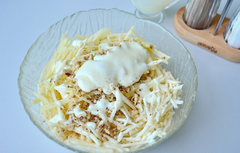 1. Этап. Салат Уолдорф: 6. Соедините в салатнике яблоки, сельдерей, орехи, соль, перец черный молотый, майонез.