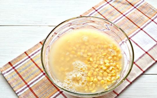 1. Этап. Гороховый суп с курицей: 2. Горох промойте несколько раз, залейте водой и оставьте на ночь.