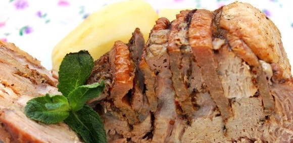 1. Этап. Мясо с айвой в мультиварке: 7. Мясо с айвой в мультиварке в домашних условиях готово. Подавать его можно с любимым гарниром или свежими овощами. При подаче можно украсить свежей зеленью или мятой.