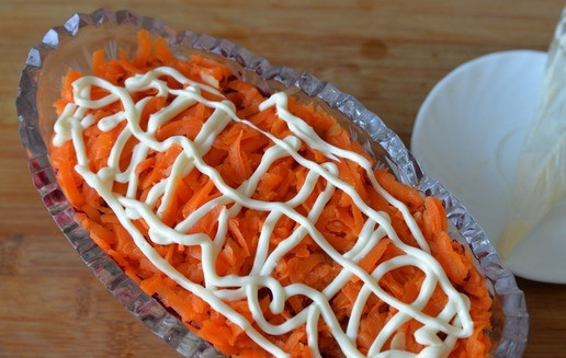 1. Этап. Салат Манон: Следующим слоем кладём тёртую морковь, наносим майонез.