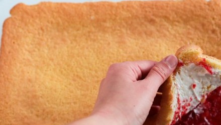 1. Этап. Торт Европейский: Затем сложите корж начинкой друг к другу.