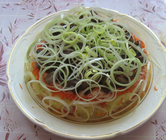 1. Этап. Салат Опушка: 5. Сверху выкладываем слой грибов и украшаем колечками лука. Салат готов!