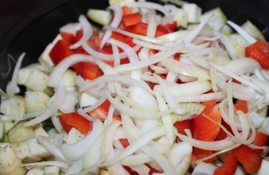 1. Этап. Овощное рагу с капустой в мультиварке: 5. И нарезанный тонкими полукольцами лук.