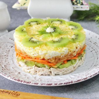 Слоеный салат с курицей, киви и яблоками