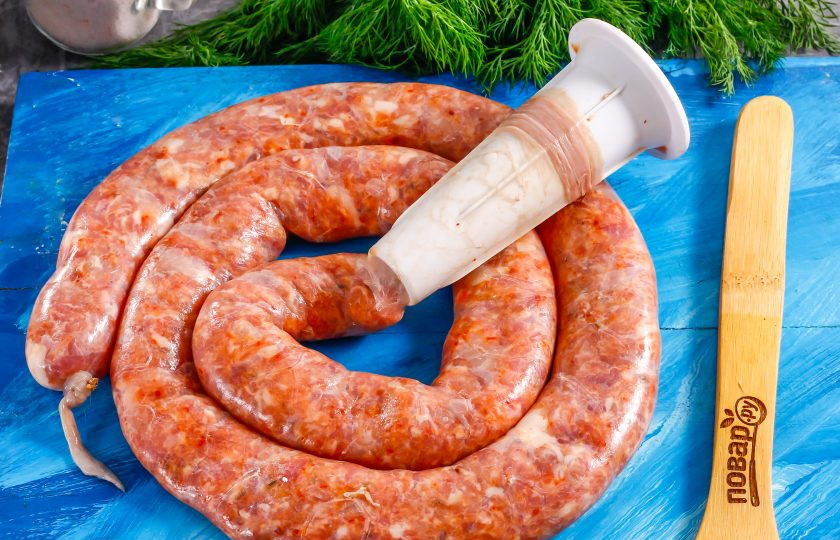 1. Этап. Сальсичча: Промойте свиные кишки в воде несколько раз, проверяя их на целостность. Желательно приобретать их уже очищенными и засоленными. На специальную насадку мясорубки натяните кишки и завяжите конец нитью или шпагатом. Подготовьте булавку или иголку и пробейте ей кишку несколько раз. Если специальной насадки нет, то просто срежьте горлышко от пластиковой бутылки и натяните на него кишки, а фарш всовывайте в горлышко. Наполните кишки приготовленным фаршем, предварительно его еще раз тщательно перемешав. Старайтесь набивать кишки не плотно, так как фарш разбухнет в процессе приготовления блюда! Это очень важно!