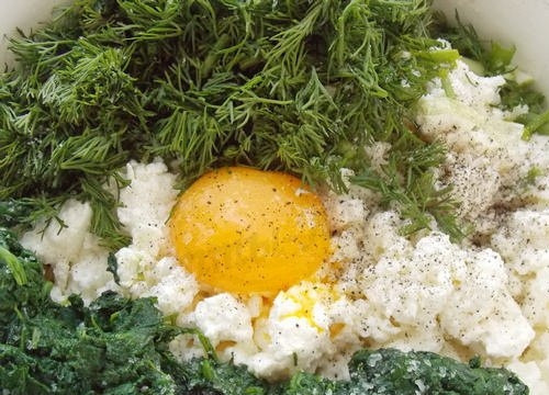 1. Этап. Итальянский пасхальный пирог: 4. В миску всыпаем творог, добавляем рубленый шпинат, укроп, 1 яйцо, солим и перчим.