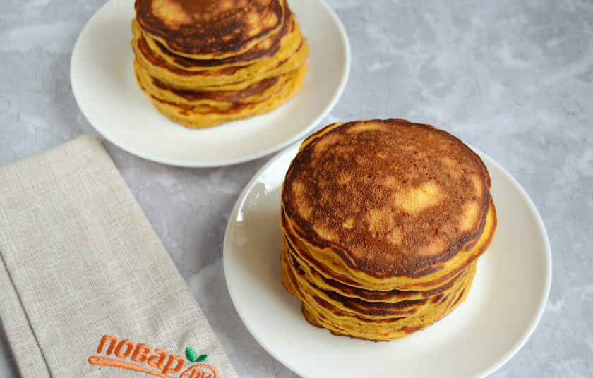 1. Этап. Полезные тыквенные панкейки: 10. Полезные тыквенные панкейки готовы. Получилось две тарелочки.