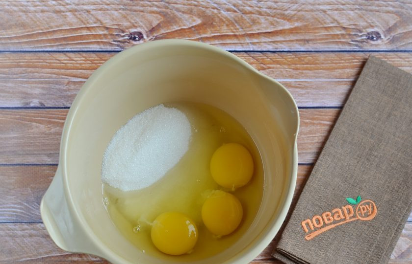 1. Этап. Манник на простокваше: 2. Соедините яйца с сахаром в высокой таре для взбивания. Миксером взбейте массу до пышной густой пены.