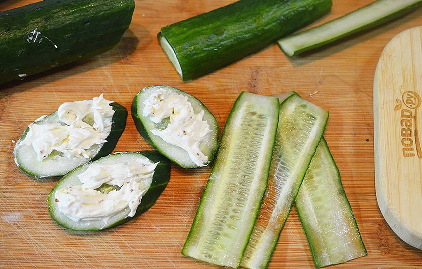 1. Этап. Ассорти из канапе: Кружки огурца промажьте соусом.