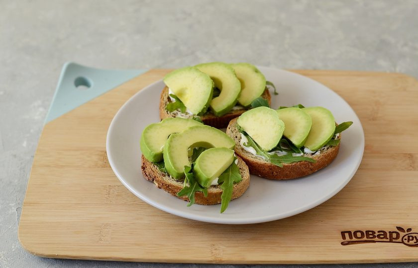 1. Этап. Бутерброд с авокадо: Авокадо очистите, удалите косточку, нарежьте дольками. Переложите на хлеб.