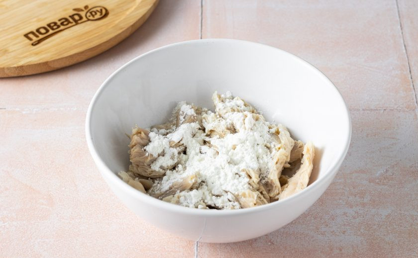 1. Этап. Соевое мясо в воке: Добавьте к соевому мясу крахмал и перемешайте.