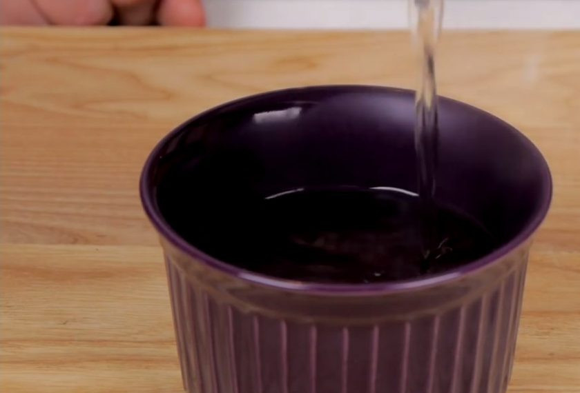 1. Этап. Торт-десерт Дары лета: 7. Добавьте сахар, доведите до кипения и проварите еще пять минут. В горячем пюре растворите набухший желатин. Остудите. На блюдо выложите бисквит, пропитайте сиропом, установите вокруг заготовки из теста и сомкните форму.