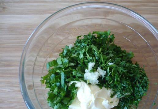 1. Этап. Сэндвичи с плавленым сыром и баклажанами: Для приготовления намазки: разомните размягченное сливочное масло с нарезанными петрушкой, шнит-луком и измельченным зубком чеснока.