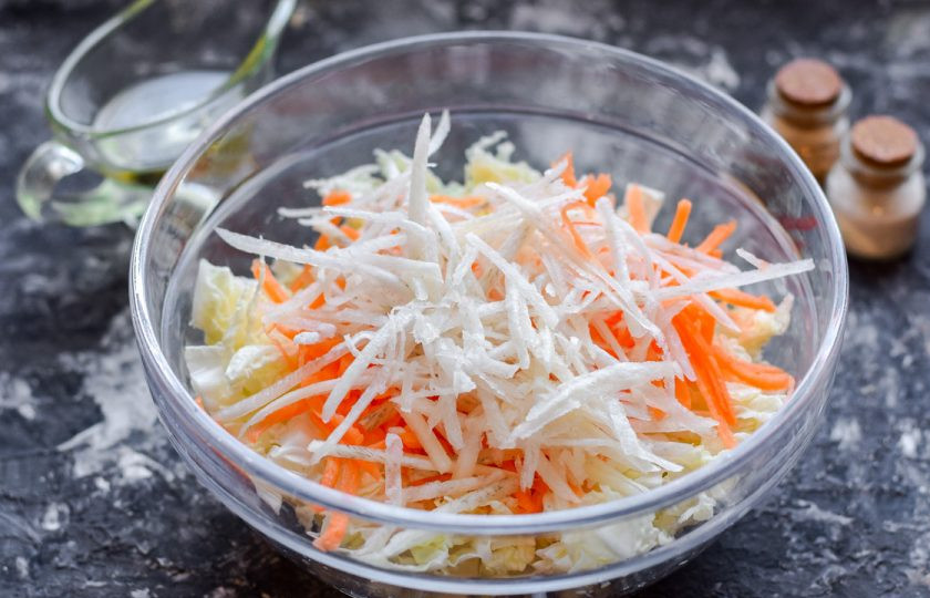 1. Этап. Салат с пекинской капустой и дайконом: Дайкон натрите такой же терке. Добавьте овощ в салат.